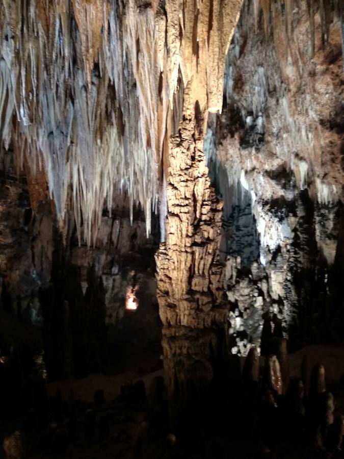 La cueva de Valporquero es una de las visitas obligadas para leoneses y visitantes de la provincia en la que quedarán sorprendidos en un viaje al interior de la tierra y al pasado a través de las miles de formaciones que se podrán contemplar