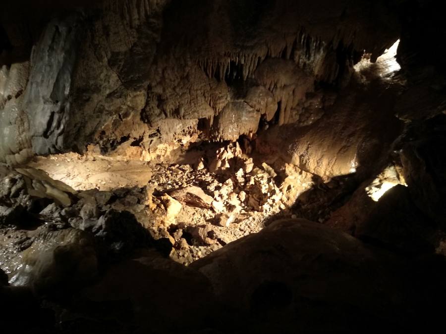 La cueva de Valporquero es una de las visitas obligadas para leoneses y visitantes de la provincia en la que quedarán sorprendidos en un viaje al interior de la tierra y al pasado a través de las miles de formaciones que se podrán contemplar