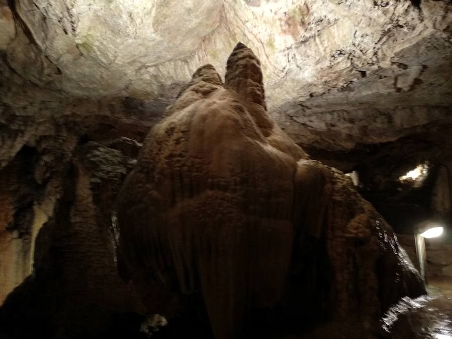 La cueva de Valporquero es una de las visitas obligadas para leoneses y visitantes de la provincia en la que quedarán sorprendidos en un viaje al interior de la tierra y al pasado a través de las miles de formaciones que se podrán contemplar