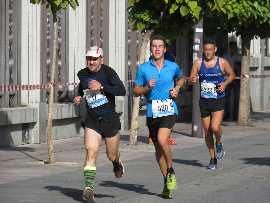 León celebra la carrera 10 kilómetros León, capital española de la gastronomía.