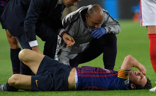 Messi se duele en el suelo.