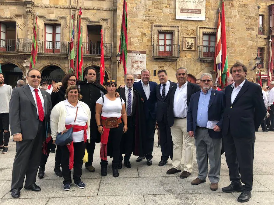 El alcalde de León, Antonio Silván, acompañado del concejal de Hacienda y Régimen Interior, Agustín Rajoy, y del concejal de Empleo, Promoción Económica y Educación, Javier García-Prieto, ha participado este domingo en los actos programados con motivo de la celebración del 'Día de León en Asturias'