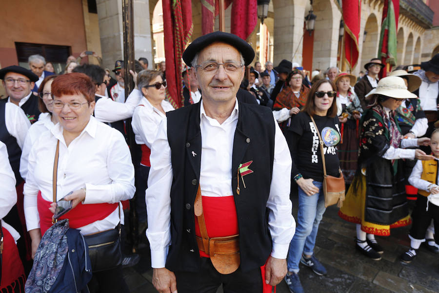 Cerca de 350 leoneses con sus pendones concejiles volvieron a protagonizar el encuentro en representación de 45 pueblos desplegando sus estandartes y recorriendo las calles de Gijón, entre la Plaza Mayor, pasando por el Paseo del Muro de San Lorenzo, y terminando el recorrido en el Hotel Begoña Park.