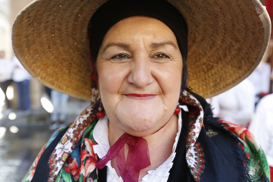 Cerca de 350 leoneses con sus pendones concejiles volvieron a protagonizar el encuentro en representación de 45 pueblos desplegando sus estandartes y recorriendo las calles de Gijón, entre la Plaza Mayor, pasando por el Paseo del Muro de San Lorenzo, y terminando el recorrido en el Hotel Begoña Park.