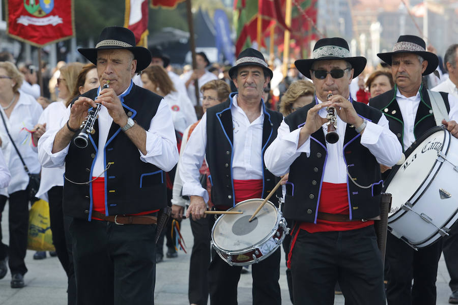 Cerca de 350 leoneses con sus pendones concejiles volvieron a protagonizar el encuentro en representación de 45 pueblos desplegando sus estandartes y recorriendo las calles de Gijón, entre la Plaza Mayor, pasando por el Paseo del Muro de San Lorenzo, y terminando el recorrido en el Hotel Begoña Park.