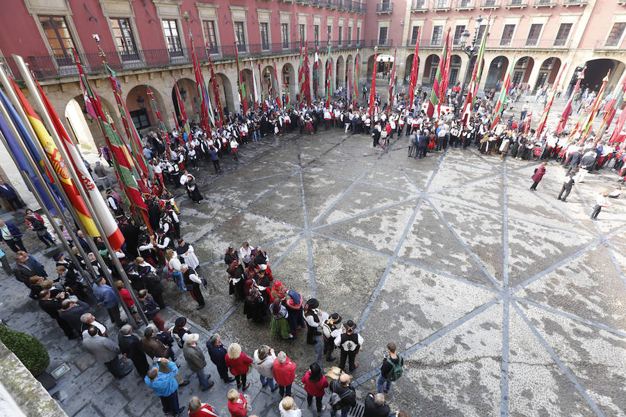 Cerca de 350 leoneses con sus pendones concejiles volvieron a protagonizar el encuentro en representación de 45 pueblos desplegando sus estandartes y recorriendo las calles de Gijón, entre la Plaza Mayor, pasando por el Paseo del Muro de San Lorenzo, y terminando el recorrido en el Hotel Begoña Park.