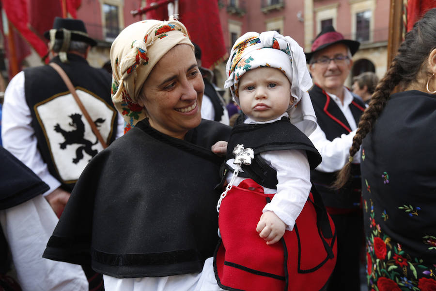 Cerca de 350 leoneses con sus pendones concejiles volvieron a protagonizar el encuentro en representación de 45 pueblos desplegando sus estandartes y recorriendo las calles de Gijón, entre la Plaza Mayor, pasando por el Paseo del Muro de San Lorenzo, y terminando el recorrido en el Hotel Begoña Park.