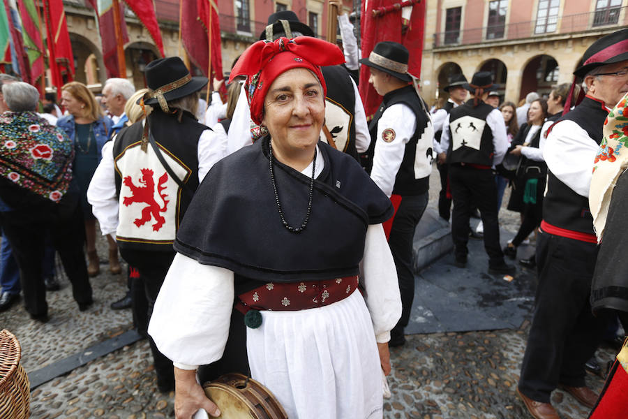 Cerca de 350 leoneses con sus pendones concejiles volvieron a protagonizar el encuentro en representación de 45 pueblos desplegando sus estandartes y recorriendo las calles de Gijón, entre la Plaza Mayor, pasando por el Paseo del Muro de San Lorenzo, y terminando el recorrido en el Hotel Begoña Park.