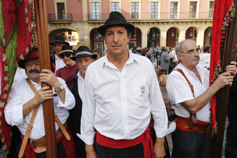 Cerca de 350 leoneses con sus pendones concejiles volvieron a protagonizar el encuentro en representación de 45 pueblos desplegando sus estandartes y recorriendo las calles de Gijón, entre la Plaza Mayor, pasando por el Paseo del Muro de San Lorenzo, y terminando el recorrido en el Hotel Begoña Park.