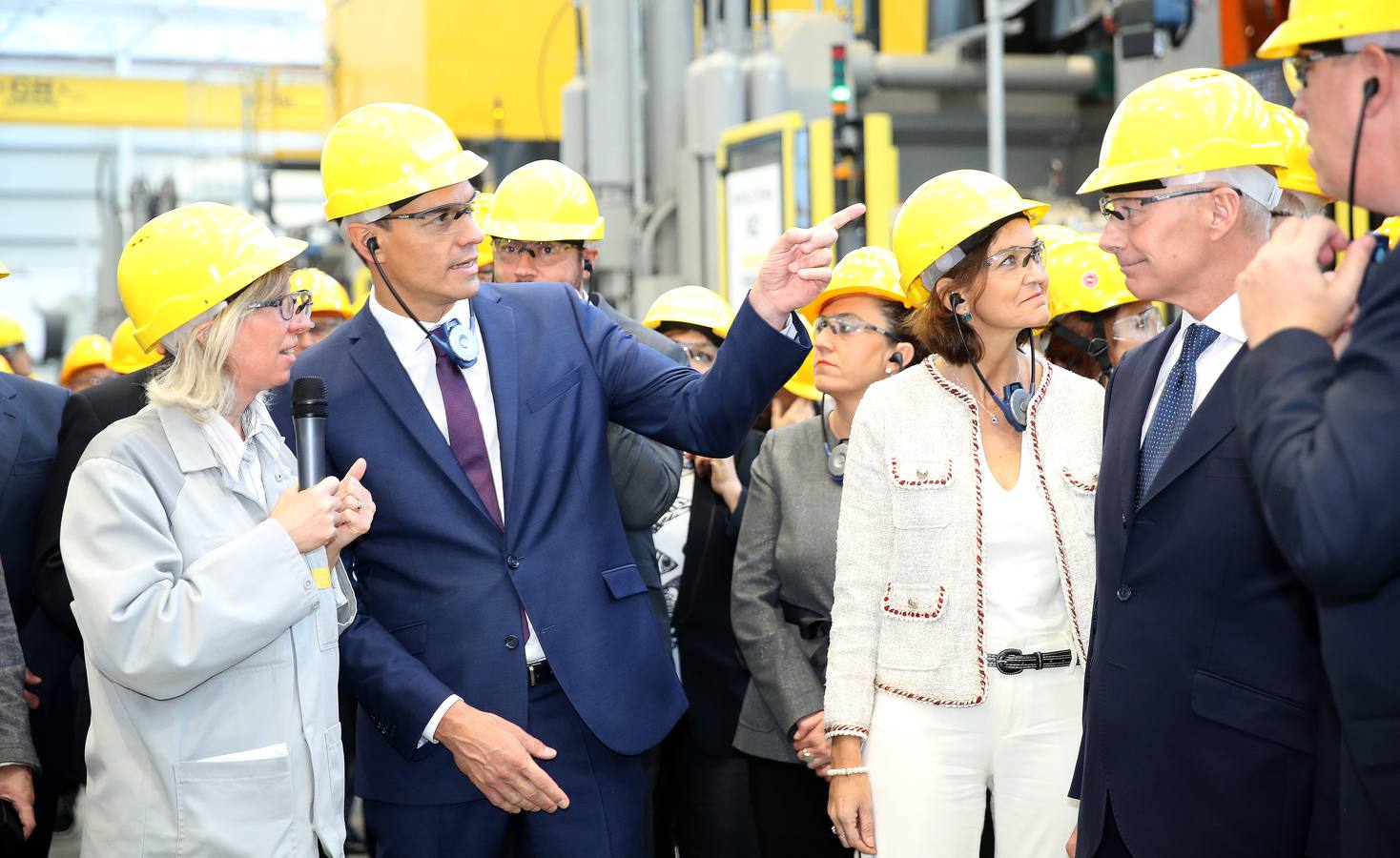 En su visita, el presidente del Gobierno anunció que la ministra de Industria, Comercio y Turismo, Reyes Maroto, y los sindicatos firmarán «una estrategia de país» con el sector de la automoción en España, que permitirá establecer una legislación estable, además de inversiones productivas y formación