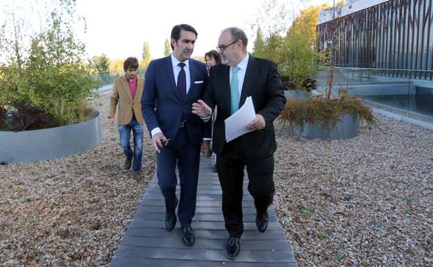 Los consejeros de Fomento y Medio Ambiente, Juan Carlos Suárez-Quiñones, y de Educación, Fernando Rey, presentan el sello ambiental para centros escolares.