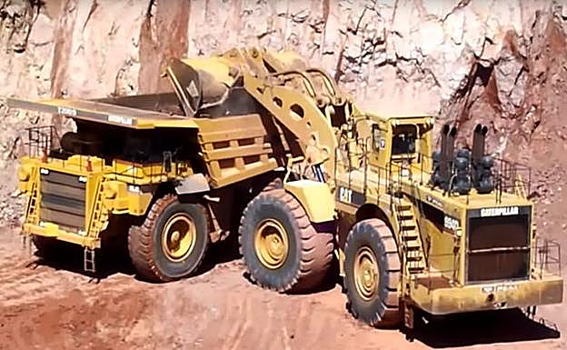 Maquinaria de Peal, subcontrata de la Hullera, durante obras de exterior.