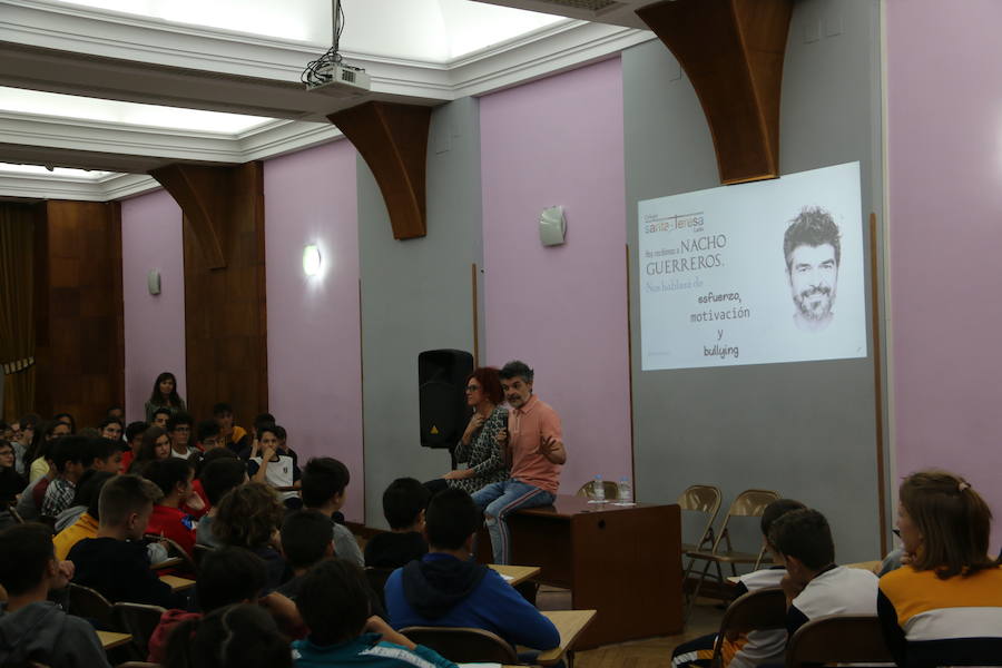 El actor conocido por el papel que desempeña en la serie La que se Avecina , mantuvo un encuentro con los alumnos de secundaria de este centro donde pretende animar a los jóvenes a luchar contra el acoso escolar
