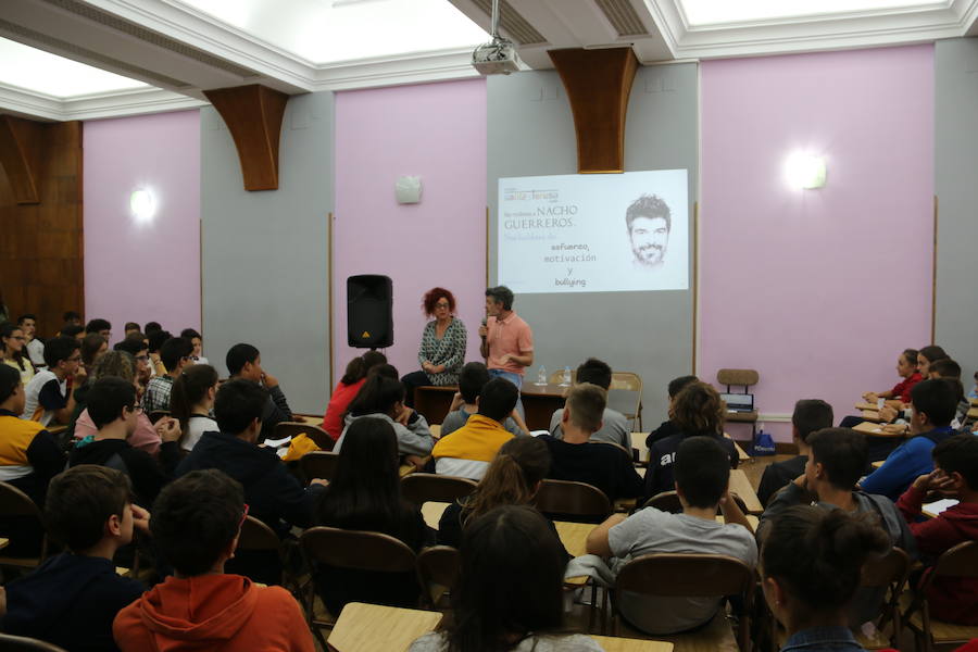 El actor conocido por el papel que desempeña en la serie La que se Avecina , mantuvo un encuentro con los alumnos de secundaria de este centro donde pretende animar a los jóvenes a luchar contra el acoso escolar