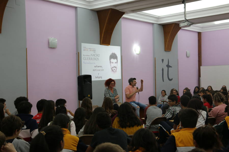 El actor conocido por el papel que desempeña en la serie La que se Avecina , mantuvo un encuentro con los alumnos de secundaria de este centro donde pretende animar a los jóvenes a luchar contra el acoso escolar