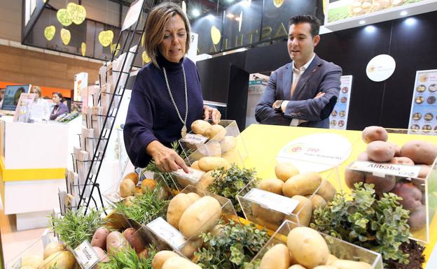 Milagros Marcos visita el stand de Tierra de Sabor en 'Fruit Attraction'.