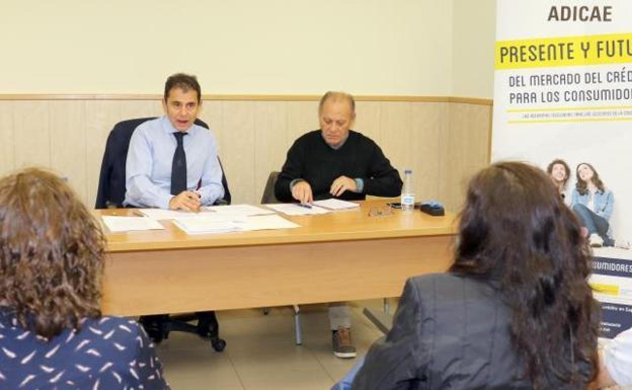 Un momento de la asamblea informativa de Adicae, celebrada este martes en un centro cívico de Valladolid. 