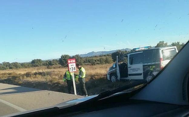 Agentes de las Guardia Civil instalando este dispositivo en la carretera Asturias