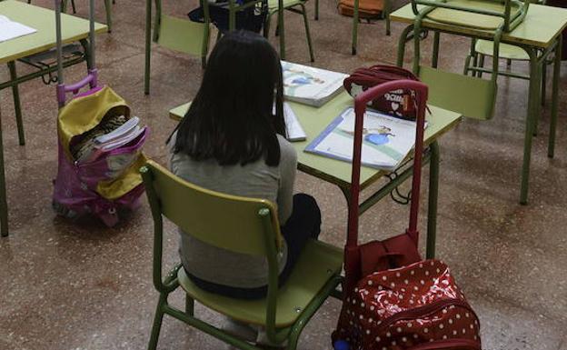 Imagen de una niña en un colegio. 