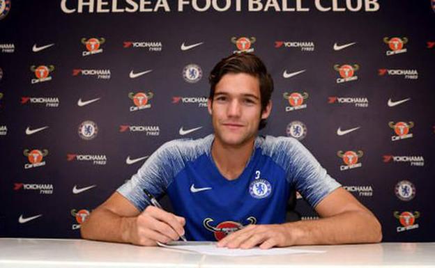 Marcos Alonso firmando su nuevo contrato. 