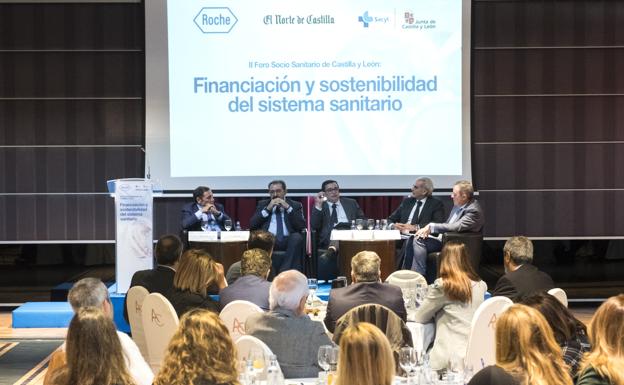 Antonio María Sáez Aguado, Jesús Fernández Sanz, Álvaro Hidalgo, Enrique Ruiz Escudero y Ángel Ortiz, en las jornadas sanitarias en el hotel AC Santa Ana en Valladolid. 