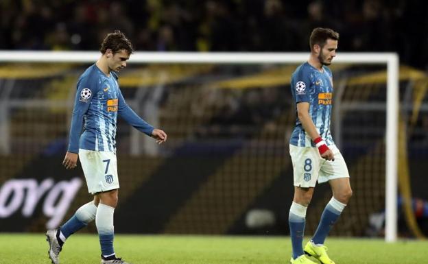 Saúl (d) y Griezmann, abatidos en el estadio del Borussia Dortmund. 