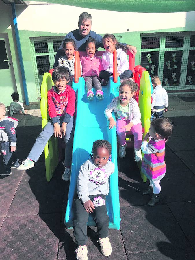 Víctor de Godos, director de la Fundación Gitana Hogar de Esperanza, junto a alumnos de educación infantil. 