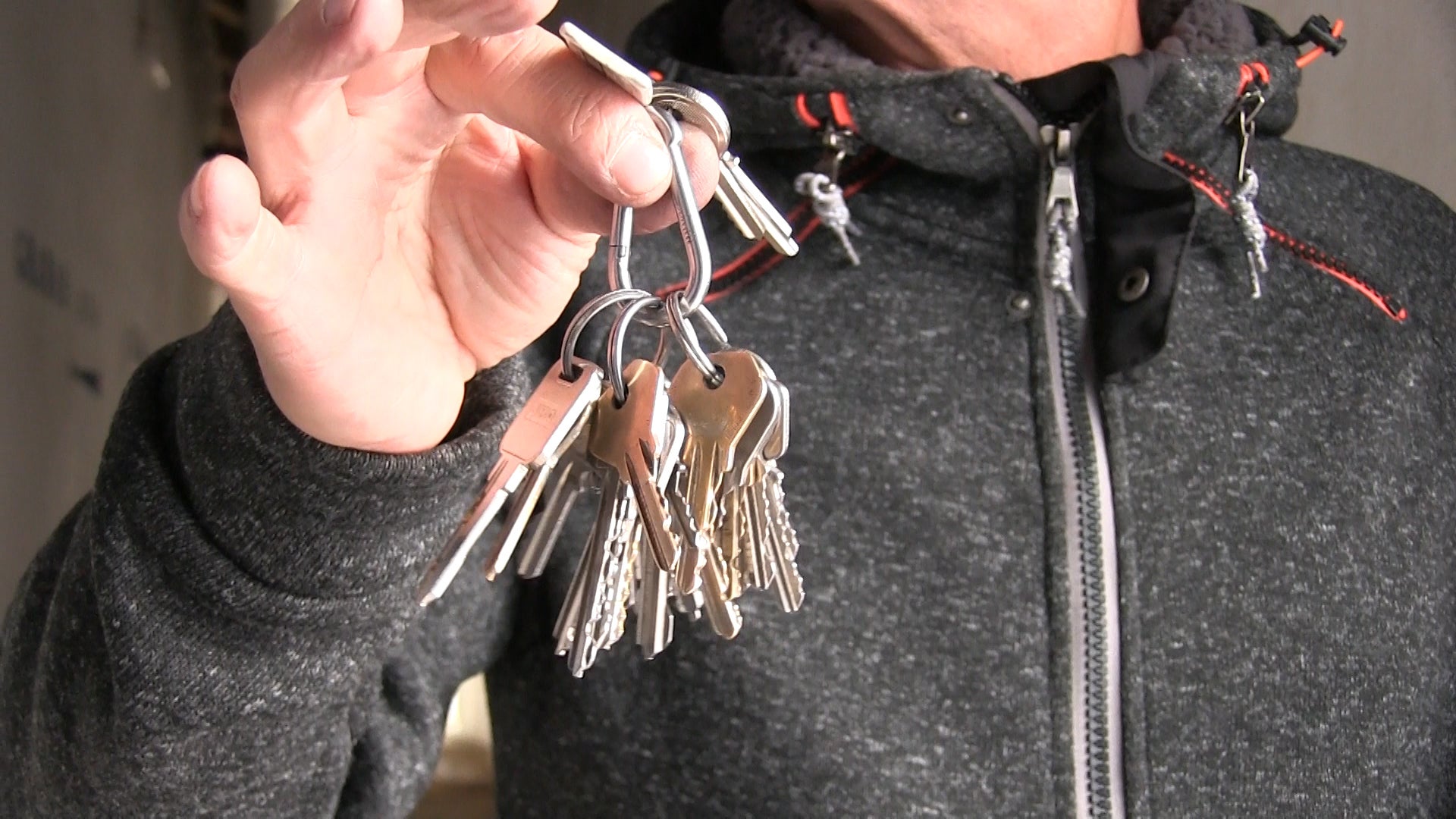 Carlos Alberto Albano Gatti, conocido como Tano, reside desde hace más de 10 años en Plaza de Toros de León, este argentino de 65 años de edad abre, cierra y vigila este recinto que para él es su casa 