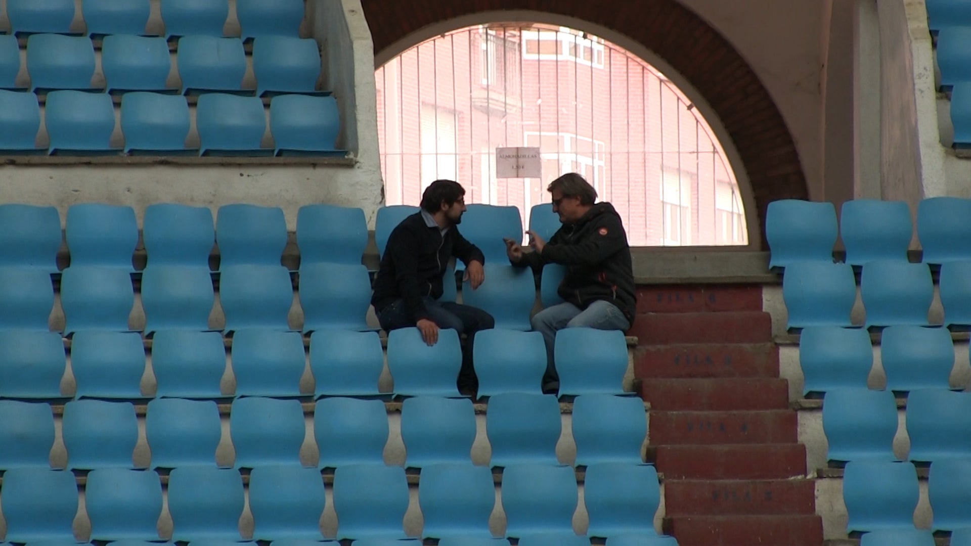 Carlos Alberto Albano Gatti, conocido como Tano, reside desde hace más de 10 años en Plaza de Toros de León, este argentino de 65 años de edad abre, cierra y vigila este recinto que para él es su casa 