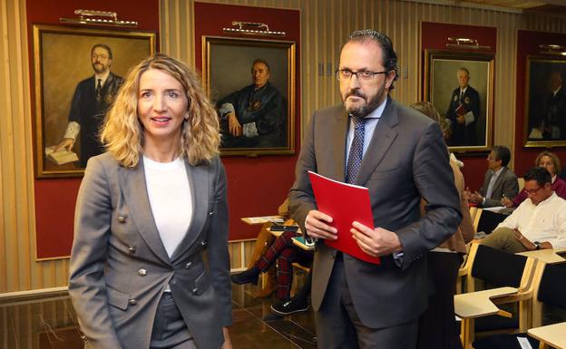 La consejera de Familia e Igualdad de Oportunidades, Alicia García, y el decano del Colegio de Abogados de Valladolid, Javier Garicano.