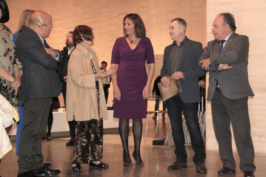 La consejera de Cultura y Turismo, María Josefa García Cirac, ha presentado los nuevos proyectos expositivos previstos para las próximas semanas en el Museo de Arte Contemporáneo de Castilla y León, que se abrirán al público a partir de este sábado: una gran muestra que recorre la producción de la pintora Teresa Gancedo desde los años setenta del siglo pasado hasta el presente; una exposición del estudio Recetas Urbanas y su fundador, el arquitecto Santiago Cirugeda, y el proyecto 'LECA. Laboratorio de Experimentación y Creación Artística', del artista Genzo P.