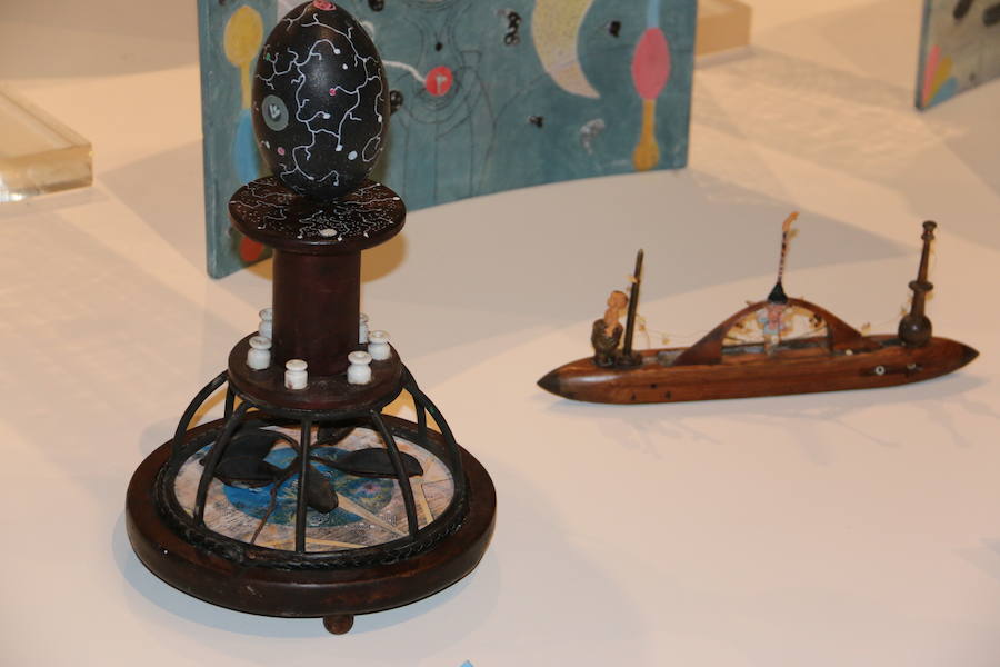 La consejera de Cultura y Turismo, María Josefa García Cirac, ha presentado los nuevos proyectos expositivos previstos para las próximas semanas en el Museo de Arte Contemporáneo de Castilla y León, que se abrirán al público a partir de este sábado: una gran muestra que recorre la producción de la pintora Teresa Gancedo desde los años setenta del siglo pasado hasta el presente; una exposición del estudio Recetas Urbanas y su fundador, el arquitecto Santiago Cirugeda, y el proyecto 'LECA. Laboratorio de Experimentación y Creación Artística', del artista Genzo P.