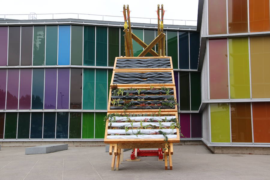La consejera de Cultura y Turismo, María Josefa García Cirac, ha presentado los nuevos proyectos expositivos previstos para las próximas semanas en el Museo de Arte Contemporáneo de Castilla y León, que se abrirán al público a partir de este sábado: una gran muestra que recorre la producción de la pintora Teresa Gancedo desde los años setenta del siglo pasado hasta el presente; una exposición del estudio Recetas Urbanas y su fundador, el arquitecto Santiago Cirugeda, y el proyecto 'LECA. Laboratorio de Experimentación y Creación Artística', del artista Genzo P.