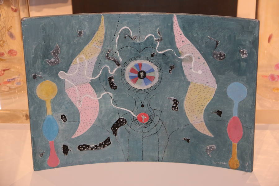La consejera de Cultura y Turismo, María Josefa García Cirac, ha presentado los nuevos proyectos expositivos previstos para las próximas semanas en el Museo de Arte Contemporáneo de Castilla y León, que se abrirán al público a partir de este sábado: una gran muestra que recorre la producción de la pintora Teresa Gancedo desde los años setenta del siglo pasado hasta el presente; una exposición del estudio Recetas Urbanas y su fundador, el arquitecto Santiago Cirugeda, y el proyecto 'LECA. Laboratorio de Experimentación y Creación Artística', del artista Genzo P.