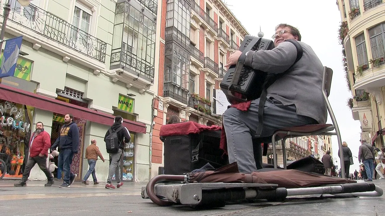 'Arty', el músico urbano de León, denuncia una campaña para que abandone las calles de la capital | Asegura que la defensa de los propios vecinos ha impedido que sea desalojado de la calle Ancha pero teme sufrir una campaña de acoso