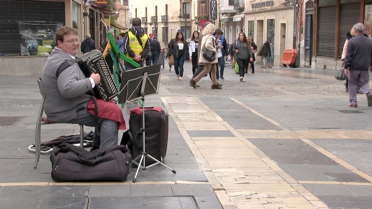 'Arty', el músico urbano de León, denuncia una campaña para que abandone las calles de la capital | Asegura que la defensa de los propios vecinos ha impedido que sea desalojado de la calle Ancha pero teme sufrir una campaña de acoso