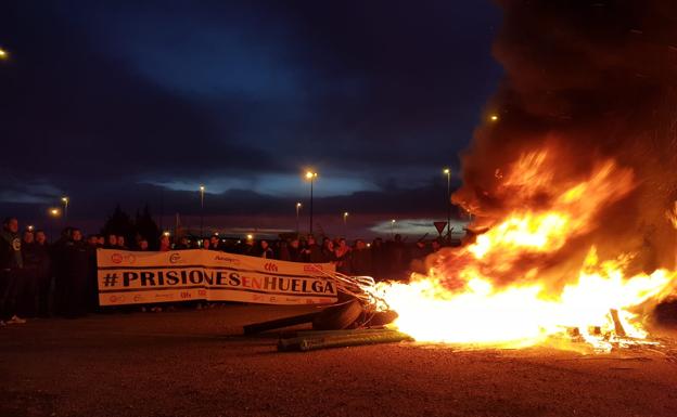 Imagen de las movilizaciones de este viernes ante la cárcel de Villahierro en León.