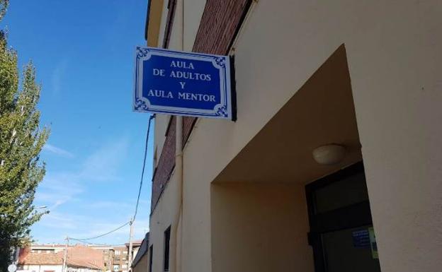 El Ayuntamiento de Santa María del Páramo inaugura nuevos espacios para el Aula de Adultos y el Aula Mentor