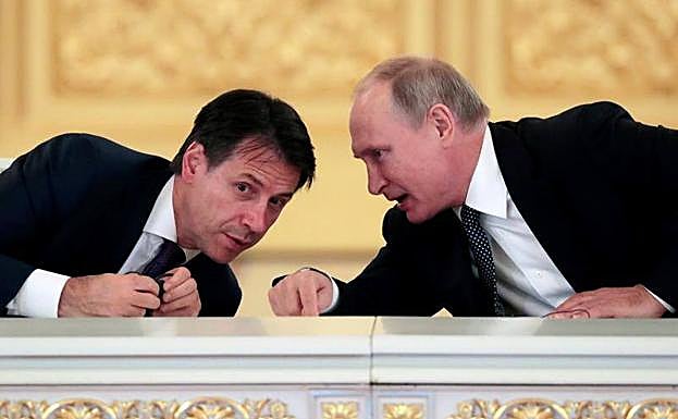 El presidente ruso, Vladímir Putin (d), y el primer ministro de Italia, Giuseppe Conte, durante su reunión.