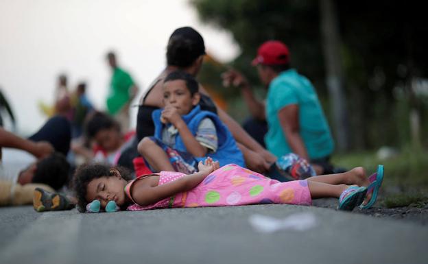 El agotamiento y las enfermedades merman la caravana de migrantes