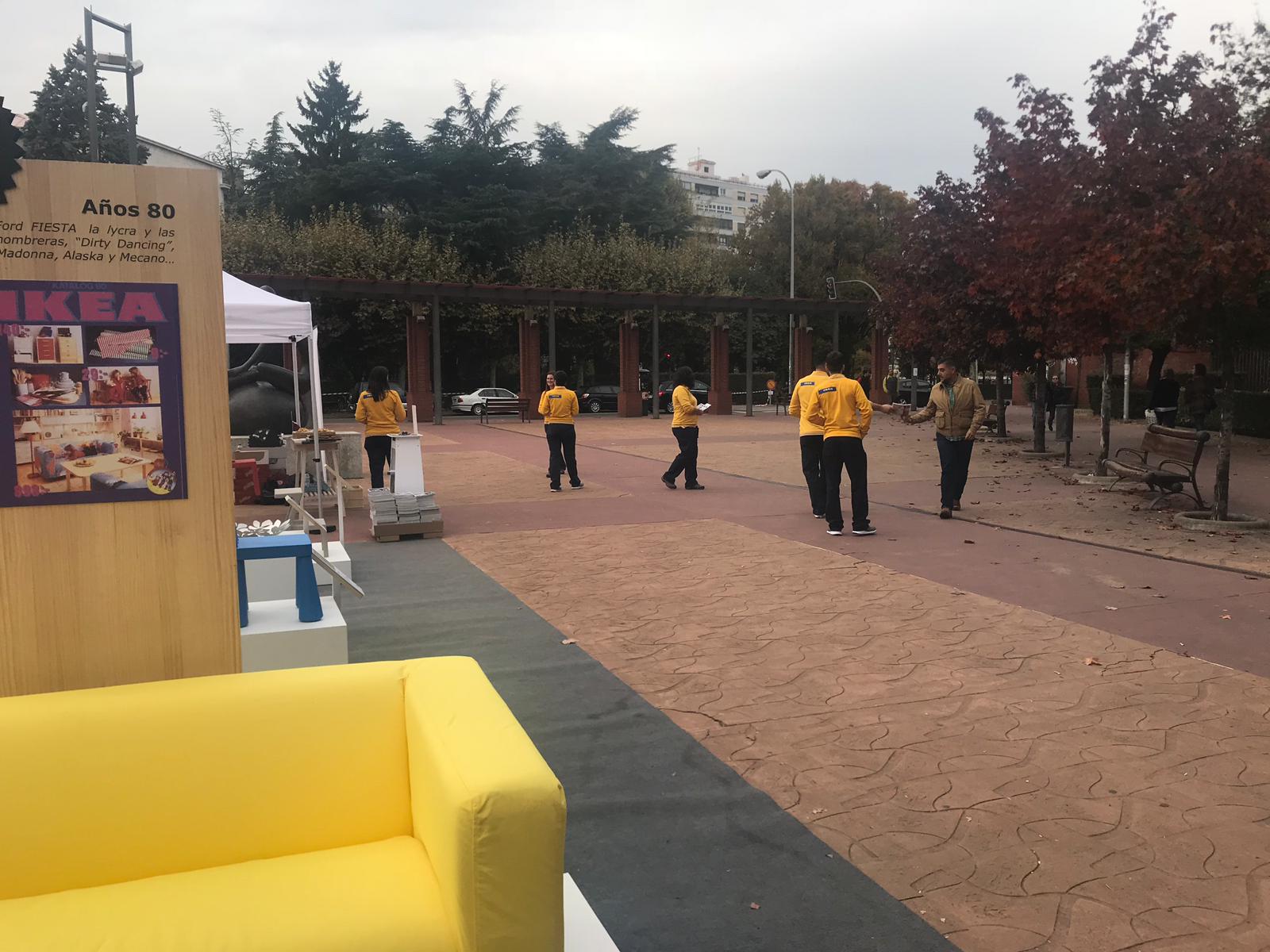 La famosa cadena sueca, que recientemente inauguró un punto de distribución en León, convierte las inmediaciones del parque de San Francisco de la capital en un escaparate de su muestrario