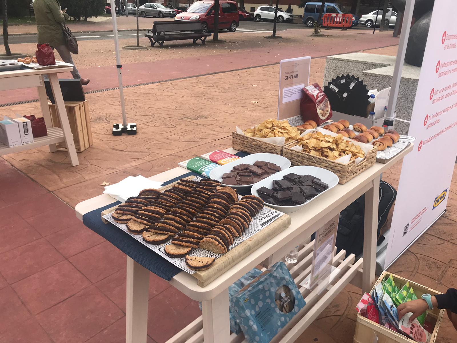 La famosa cadena sueca, que recientemente inauguró un punto de distribución en León, convierte las inmediaciones del parque de San Francisco de la capital en un escaparate de su muestrario