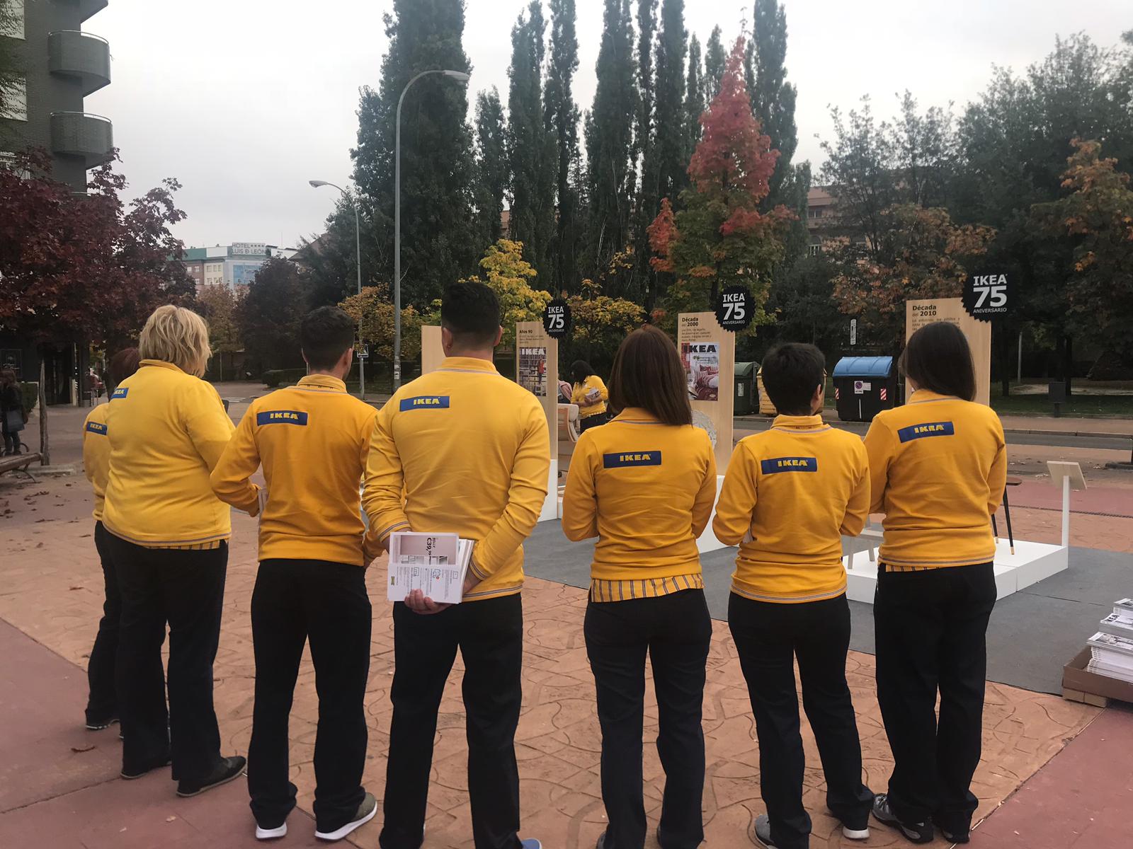 La famosa cadena sueca, que recientemente inauguró un punto de distribución en León, convierte las inmediaciones del parque de San Francisco de la capital en un escaparate de su muestrario