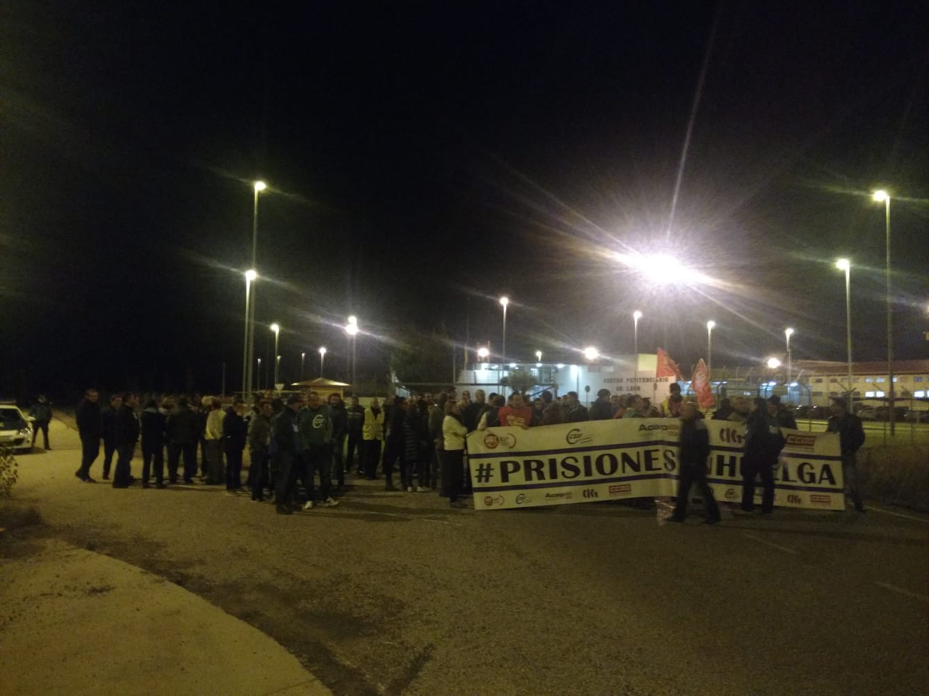 Más de 250 funcionarios de prisiones redoblan su protesta ante la cárcel de León y bloquean la entrada 