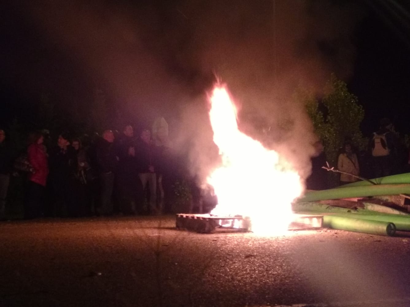 Más de 250 funcionarios de prisiones redoblan su protesta ante la cárcel de León y bloquean la entrada 