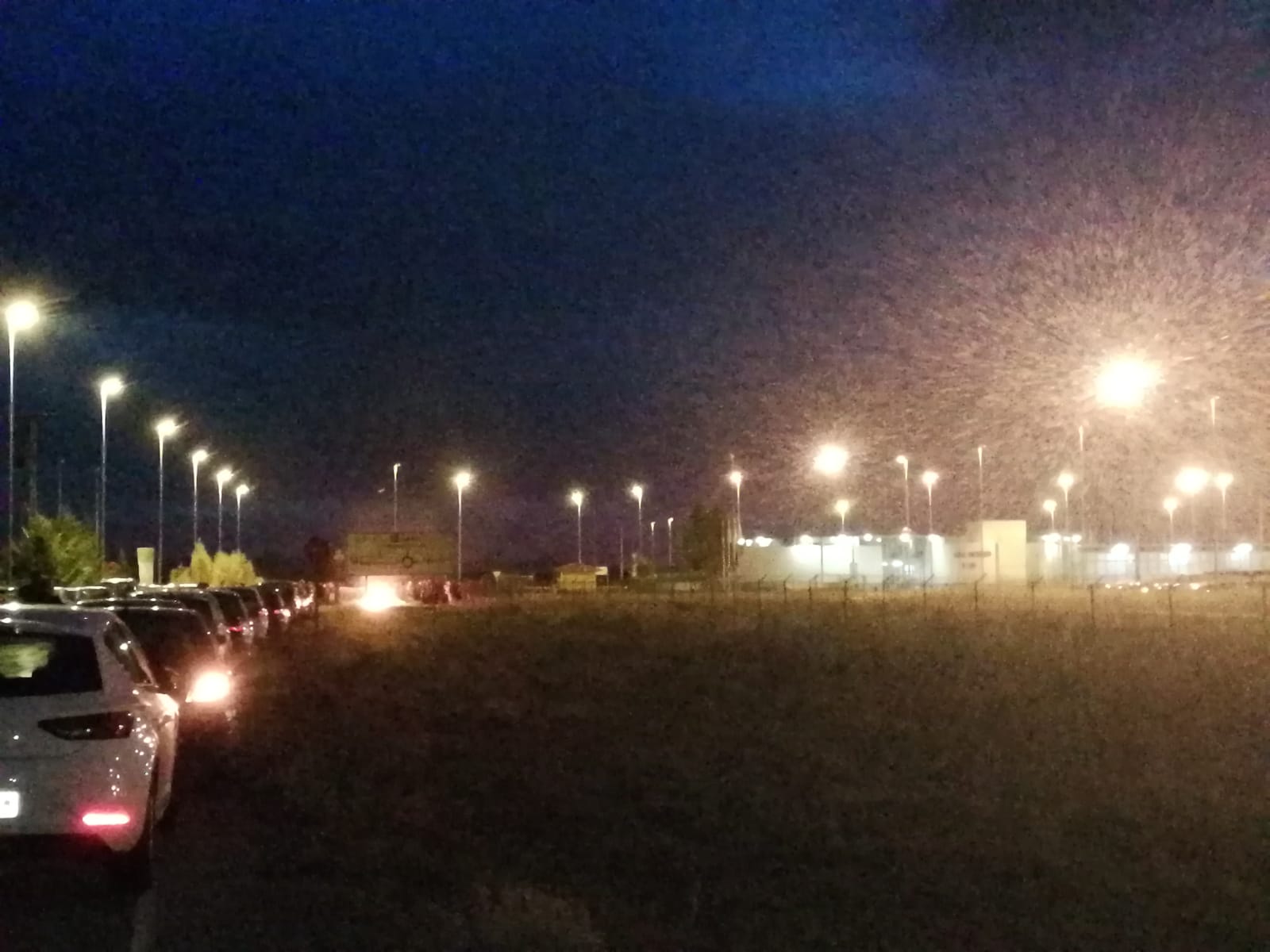 Más de 250 funcionarios de prisiones redoblan su protesta ante la cárcel de León y bloquean la entrada 