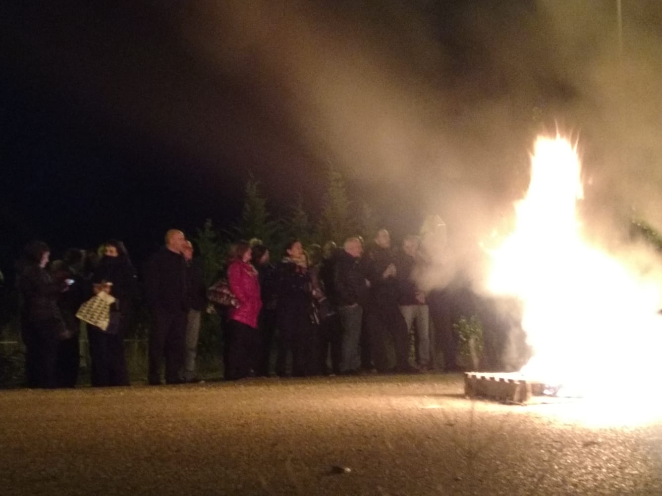 Más de 250 funcionarios de prisiones redoblan su protesta ante la cárcel de León y bloquean la entrada 