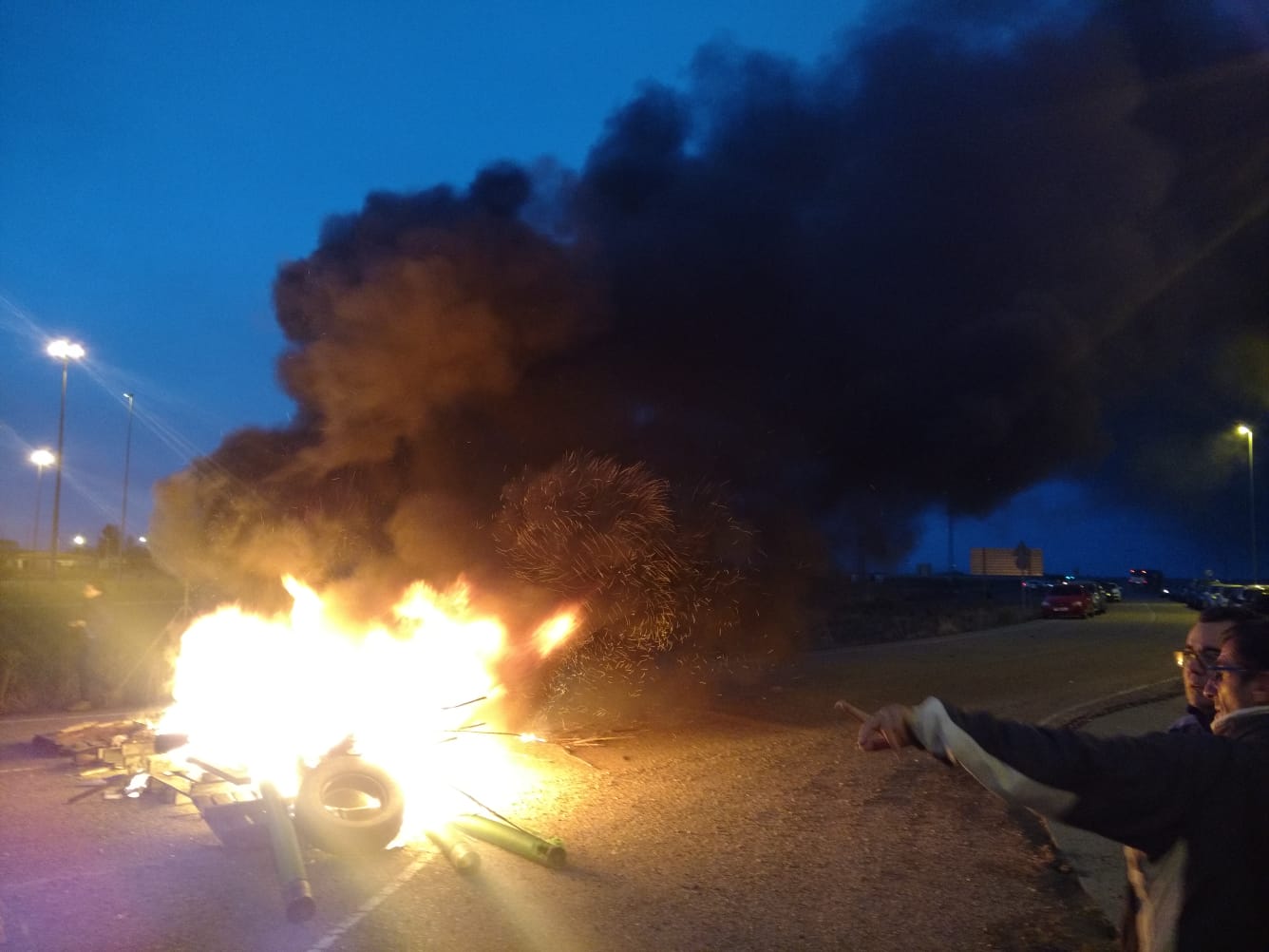 Más de 250 funcionarios de prisiones redoblan su protesta ante la cárcel de León y bloquean la entrada 