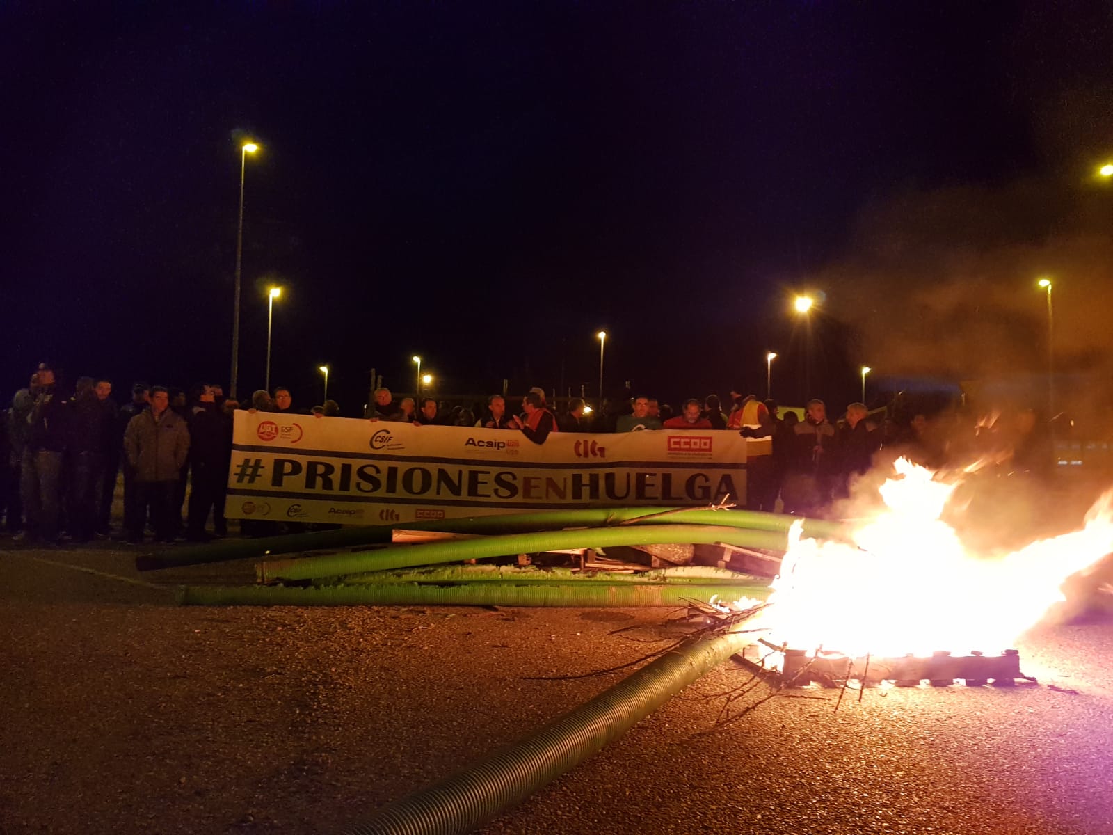 Más de 250 funcionarios de prisiones redoblan su protesta ante la cárcel de León y bloquean la entrada 