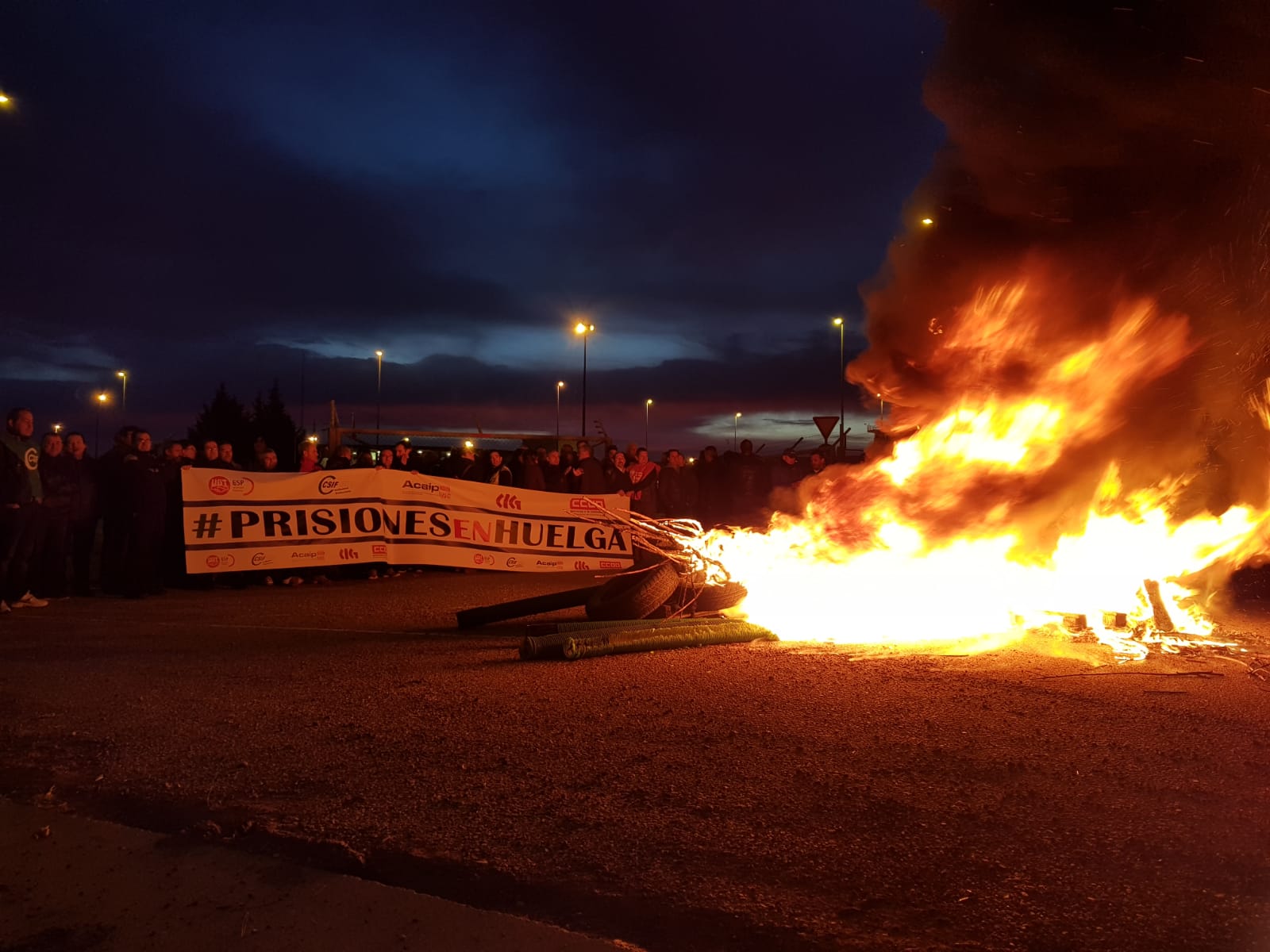 Más de 250 funcionarios de prisiones redoblan su protesta ante la cárcel de León y bloquean la entrada 